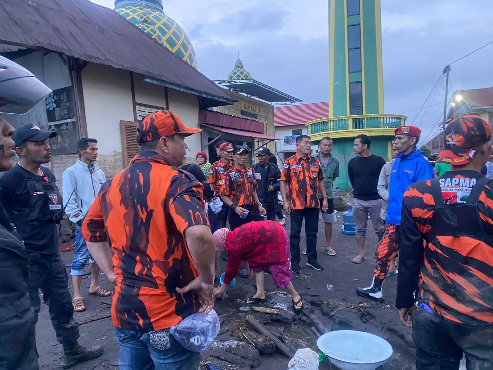 Pemuda Pancasila (PP) Kota Bukittinggi ikut terjun langsung membantu masyarakat yg terdampak banjir bandang.